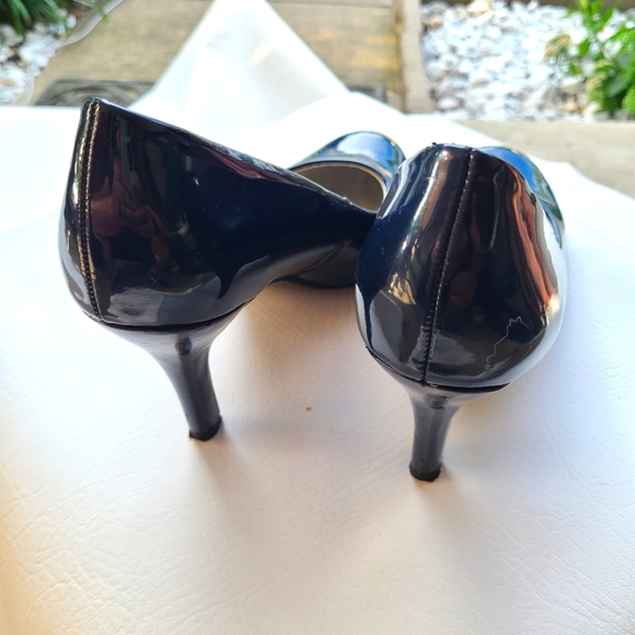 Like New! Shiny Dark Blue Heels size 8.5 - Picture 2 of 5